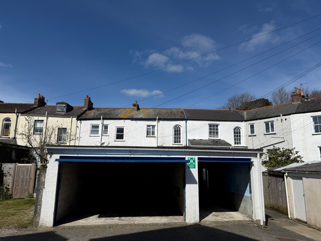 Lot: 129 - COMMERCIAL PROPERTY FOR UPDATING WITH PARKING AND OFFERING POTENTIAL - Garages located to the rear of the property